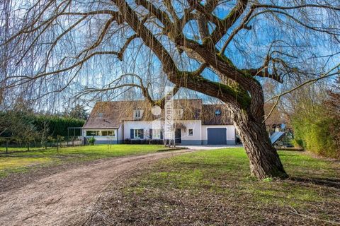 VILLAGE NEAR FONTAINEBLEAU - VILLAGE OF CHARACTER BETWEEN SEINE AND FOREST - SCHOOLS AND COLLEGE - SHOPS AND TRAIN STATION . CONTEMPORARY FARMHOUSE 400m2 with DOMINANT VIEW surrounded by a PARK 4.170m2 . A SPACIOUS LIVING ROOM facing the outside and ...