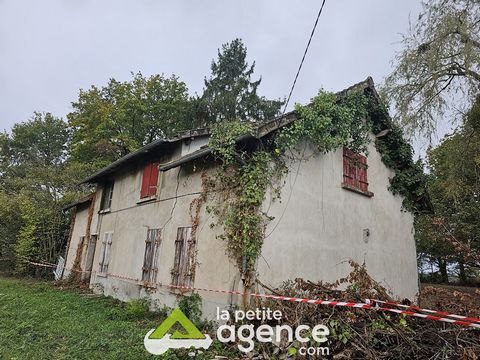 THAUMIERS: Superb plot of land with an area of 5500 m2 with trees and a house to be completely cut down following fairly large cracks. A construction is possible, the land is wooded with views of the countryside so peace and quiet. To be visited quic...