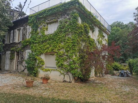 Very beautiful house of character in MONTALIEU-VERCIEU with a surface area of 290m2 of living space including 8 bedrooms, a living room, a kitchen, an office, 1 bathroom, 3 bathrooms... in a beautiful setting on a plot of 1000m2. You will be seduced ...