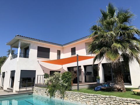 We offer you to acquire this beautiful villa T4 + Office with a sunny terrace. The construction was completed in 2012, the building is recent. This house with a surface area of 135m2 consists of a south-facing living area and its open kitchen equippe...