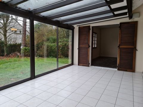 Located 5 minutes walk from the city center, house built in 1970 on a plot of 1084 m2. It develops a living area of 166 m2 plus convertible attic of about 50 m2 and a total basement of 130 m2. Entrance, living room of 47 m2 opening onto a veranda, 5 ...