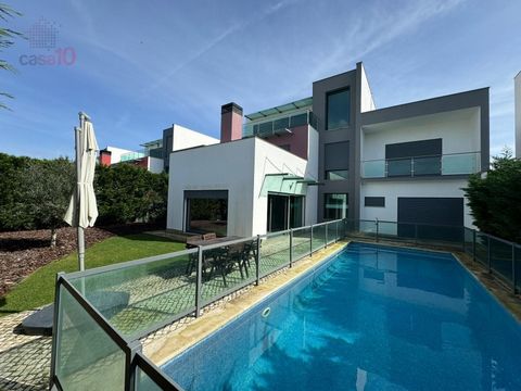 Fantastique villa de 5 chambres à vendre à São Francisco, Alcochete Fabuleuse villa avec d'excellentes zones et finitions, ainsi qu'une piscine privée et un jardin avec tapis d'herbe, elle offre une vue fabuleuse sur la rivière et le coucher du solei...