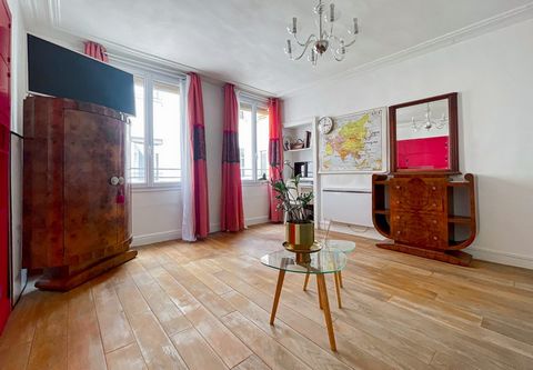 On Rue Montmartre, we offer you in a well-kept condominium an apartment of 34.3 square meters in good condition on the third floor, bright and crossing. It is composed of a large living room with parquet flooring and mouldings, a bedroom, a fitted ki...