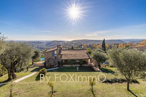 Splendid character property, bathed in light and nestled in absolute tranquility, offering a panoramic view of the coast and the sea, erected on a landscaped plot of approximately 2900m². Let yourself be charmed by the authenticity of the exposed sto...