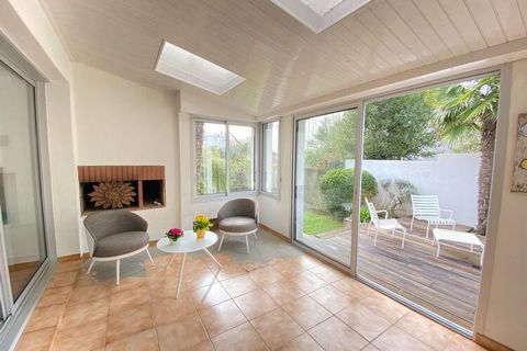 The bright and tastefully furnished holiday home is located on a sheltered, enclosed garden property in a quiet residential area of the popular seaside resort. Here you can spend a relaxing holiday and leave your car behind. The Vendee is known for i...