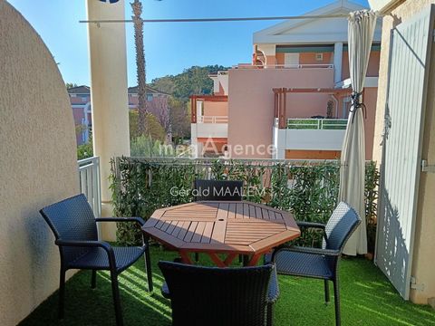 Located in the Cavalière district of Lavandou, 100m from the beach and close to amenities, this apartment is on the second and last floor of a private, secure and tree-lined residence. This 3-room duplex apartment, facing south-west, is composed of a...