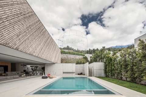 Description Luxury 3 bedroom villa in Mesão Frio, Guimarães Framed in a plot of land of 1,122.5m², this villa with excellent sun exposure enjoys an outdoor space with swimming pool, garden, leisure areas and large terraces. R/C Garage for 2 cars Stor...
