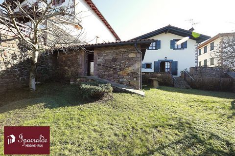 IPARRALDE IMMOBILIER is pleased to offer you this atypical property, in the heart of the Basque Country, located in the Navarra village of Zugarramurdi, 5km from Sare. It is an old farmhouse of the twentieth century (1916), renovated in 2004 with hig...