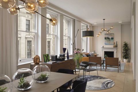 Reino Unido Sotheby's International Realty se complace en presentar este exquisito apartamento de tres dormitorios en el corazón de Covent Garden. Se encuentra en el segundo piso de un espectacular edificio de época que ha sido cuidadosamente ampliad...