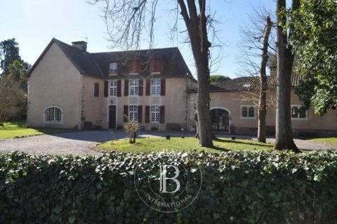 Master house dating from 1800 with 2 seperate guest houses (total 540m²) situated between Sauveterre de béarn and St Palais on the st james way, 45 minutes drive from the basque coast. The main house 320m²) comprises of an entrance hall, sitting room...