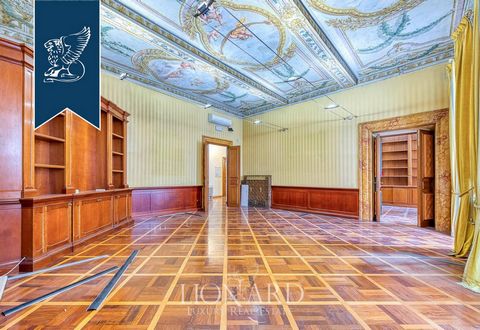 This luxurious apartment in Rome combines traditional and modern styles and offers spacious living with an area of ​​780 square meters. located on the second floor of an old building in the privileged area of ​​Rome, it provides an ideal combination ...