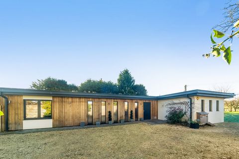 A stunning eco bungalow, close to town with panoramic views, set in .45 of an acre and planning permission granted to extend. With three spacious double bedrooms, a modern en suite, Jack and Jill bathroom, an impressive open plan kitchen/diner and lo...
