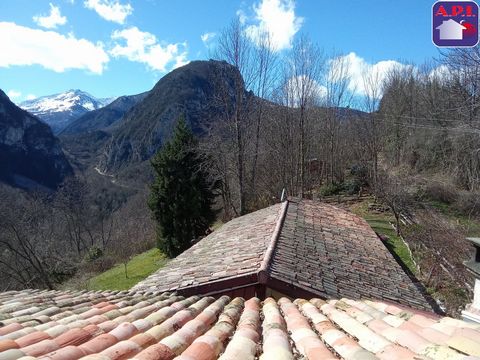 10 minutes from Montsegur, in a typical hamlet of the Cathar Pyrenees. House to renovate of approximately 180m² on 3 levels (including convertible attic) Ideal for vacation, this property, accompanied by 2 plots of wood (1300m² and 2560m²) located ne...