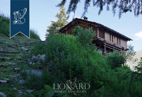 In the renowned ski resort of Champoluc, this magnificent mountain chalet renovated in a modern key is on sale. Inserted in a splendid ancient village that guarantees tranquility and confidentiality, this luxury mountain refuge develops on three floo...