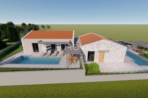 This interesting one-story house in a quiet place not far from the sea and Poreč is an ideal choice for those looking for quality and modernity outside the city noise. In its 90 m2 of living space, the house is divided into an entrance hall, a wardro...