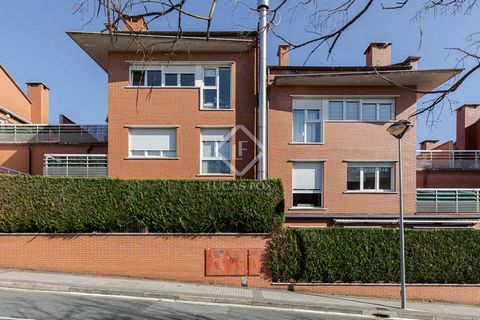 Lucas Fox invites you to discover this apartment 10 minutes from the centre of San Sebastián, in a residential area with green areas that stands out for its security and tranquility. The property has a constructed area of 69 m² and is exterior. Upon ...