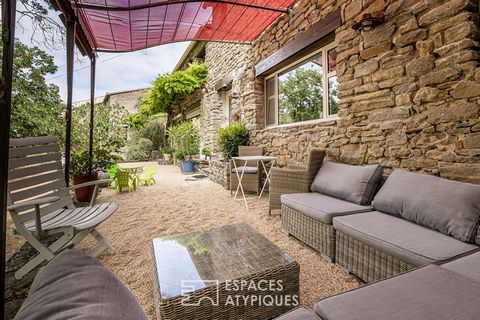 Na południe od góry Alaric, kilka kilometrów od Carcassonne, jeśli jesteś zakochany w starych kamieniach, ten dom jest stworzony dla Ciebie! Jego unikalny design na zboczu góry nadaje mu niezrównaną oryginalność. Przyjdź i odwiedź, zostaniesz podbity...
