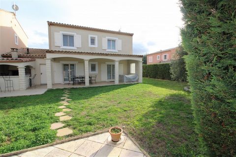Near Limoux, quality villa of 147 m2 of living space, great amenities, fitted kitchen, living room, dining room, shower room and upstairs, 3 bedrooms, office, bathroom, beautiful terraces with barbecue, large garage on a plot of 682 m2 DRC: - Equippe...