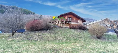 The Tarentaise agency, Immo Sud Est, is pleased to make you discover a few minutes from Séez, on the road to the ski resorts of Tignes, Val d'Isère and Sainte-Foy, this detached house, completely renovated with taste. You will be seduced by its 1,500...