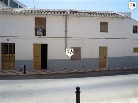 Ceci est une grande propriété située dans la ville de Cartoajal proche de toutes les commodités locales et à seulement quelques minutes de la ville historique d'Antequera. Ceci est une maison rustique de caractère, à l'intérieur il offre une bonne ta...