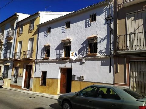 Dieses 284 m² große andalusische Haus befindet sich in der beliebten Großstadt Rute in der Provinz Cordoba in Andalusien, Spanien, die für die Herstellung von Weihnachtssüßigkeiten und für Anís, ein typisch andalusisches Getränk, bekannt ist. In Rute...