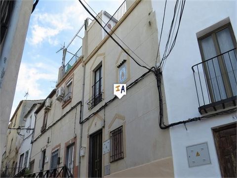 Deze instapklare woning met 3 slaapkamers is gelegen in een populair deel van Martos in de provincie Jaen, Andalusië, Spanje. Het herenhuis heeft veel trappen om er te komen en binnen, maar het is de moeite waard als u kunt genieten van die geweldige...