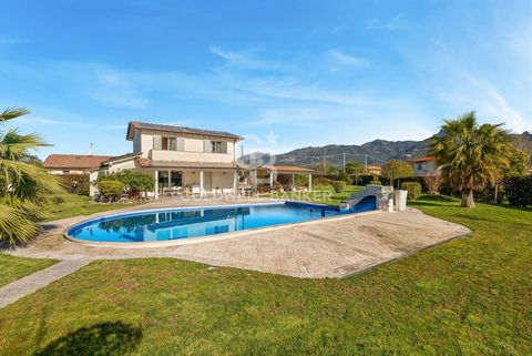 Prestigiosa villa de estilo moderno con piscina, ubicada en una tranquila zona residencial de Lido di Camaiore, a pocos kilómetros del mar. La propiedad, construida con finos acabados y un diseño único e inconfundible, está rodeada por un verde y cui...