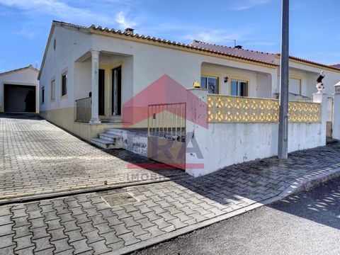 3 bedroom house located in Columbeira, Bombarral. Outdoor space with garden, barbecue and garage. Good sun exposure and open views. Good access, about three minutes from the A8 junction, ten minutes from the Medieval Village of Óbidos and five from B...