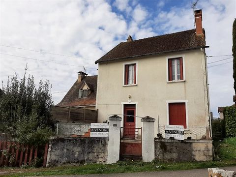 Come and discover this house in the heart of a Lotois village not far from Labastide Murat. It has 4 bedrooms with high ceilings of 2.80 metres. Ideal for year-round living or as a holiday home whatever the season thanks to its oil-fired heating. It ...