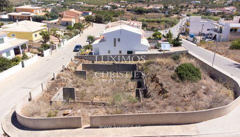 Esta parcela para la construcción , cerca del centro de Mexilhoeira Grande, Algarve. El área de construcción disponible es de 160m2 , lo que permite la creación de una propiedad espaciosa y confortable. Una de las grandes ventajas de esta parcela es ...