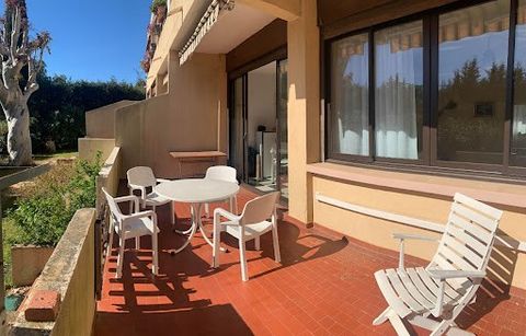 Located in a small condominium and in a green environment, three-room apartment of 50.05 m² Carrez law for sale in Bormes-les-mimosas, La Favière sector. The property consists of an entrance hall, two bedrooms, a renovated shower room, a kitchen area...