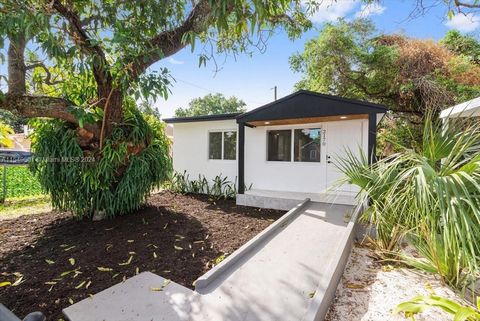 TOTALLY REMODELED home! Centrally located in Miami near major highways, restaurants, and retail stores. This beautiful house features 3 bedrooms/2 baths. The floor plan is split between the formal living room with 2 bedrooms/1 bath on one side and 1b...