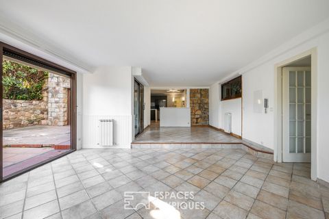 Located in the town of Gattières, this 156m2 apartment (144.35m2 Loi Carrez) is located on the ground floor of a Provençal stone house with a private garden of 250m2. The entrance hall leads to a bright living room opening onto a kitchen with pantry....