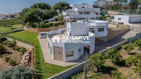 Located in Albufeira. Spread over two floors, this completely rebuilt property with plenty of natural light coming from a number of big windows, simple and modern design, comprises an impressive entrance hall, a spacious living and dining room, fully...