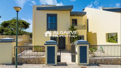 Villa de luxe de 4+2 chambres à vendre à Quarteira, Algarve. Découvrez cette propriété incroyable et luxueuse située dans un quartier privilégié de Quarteira. Construite en 2008, cette incroyable propriété est située sur un terrain de 218 m2, avec un...