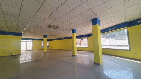 For rent: If you are looking for a spacious, bright and well-located commercial premises, this is your opportunity. It is a local of approximately 200 m2 on the corner and has two independent entrances and large windows that give it a lot of visibili...