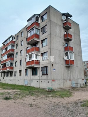 3568 В 25 километрах от Выборга в поселке Советский продается 3 комнатная квартира общей площадью 64,1 кв. метров на 5 этаже пятиэтажного дома. Комнаты раздельные 11,7+ 15,1+16,6 кв.метров. Из кухни 8,7кв.м. можно пройти на балкон. В коридоре 7,5 кв....