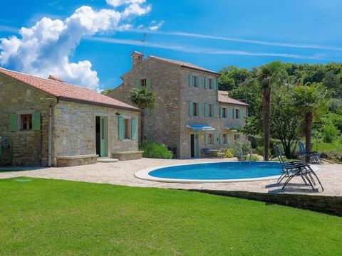 Fascinating traditional villa in Buje area cca.4 km from the centre of Buje and 10 km. from the sea with distant sea views and wonderful views over surrounding hills. Total area os the building is 240 sq.m. Land plot is 2500 sq.m. Official category i...