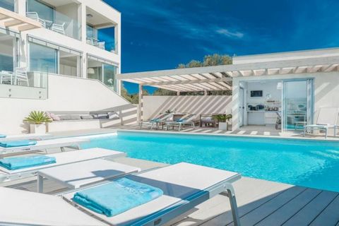 Helle und helle Villa mit beheiztem Pool in Binibinje bei Zadar, nur 600 Meter vom Strand entfernt! Diese wunderschöne Villa mit 300 m2 Wohnfläche befindet sich auf einem Grundstück von insgesamt 1600 m2. Villa bietet zwei Ebenen. Die Villa besteht a...