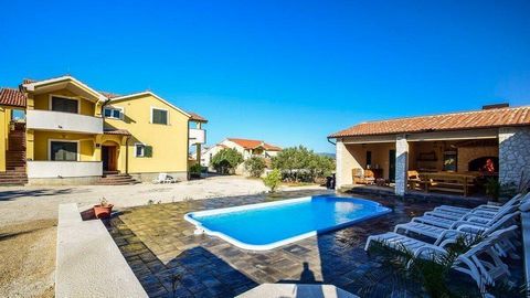 Geräumige Villa für eine große Familie oder eine touristische Immobilie zum Verkauf in Vodice mit tollem Panorama. Das Haus befindet sich in ruhiger Lage 950 Meter vom Meer entfernt, auf einem schönen Hügel in Vodice! Das Stadtzentrum mit allen notwe...