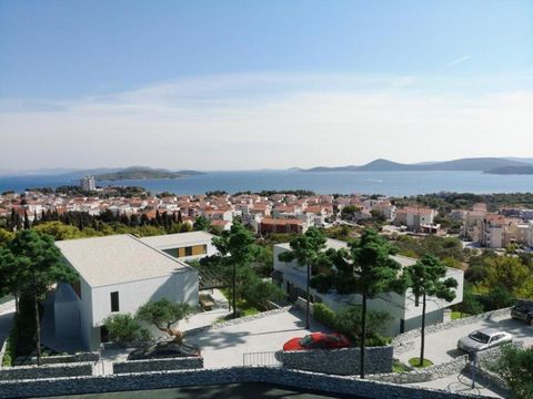 Luxusvilla in Vodice, nur 700 Meter vom Meer entfernt, mit herrlichem Meerblick als Teil eines neuen modernen Komplexes aus drei Villen, der bis Ende 2023 fertiggestellt werden soll. Jede Villa hat einen separaten Parkplatz und Eingang, und sie sind ...