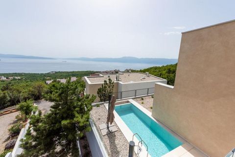 Villa jumelée nouvellement construite à Kostrena près de Rijeka, cca. A 1,5 km de la mer ! Vues fantastiques sur la mer! La surface au sol totale est de 190 m². Le terrain est de 150 m². La villa est construite en 2022. La villa jumelée se compose d'...