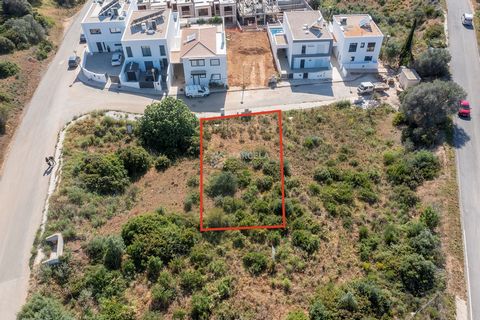 Located in Vila do Bispo. Urban plot of land located in a small and very quiet urbanization, surrounded by nature and only 10 minutes walking distance from the beautiful beach of Praia da Salema. Plot Area: 306.75 m2. With permission to build a Villa...