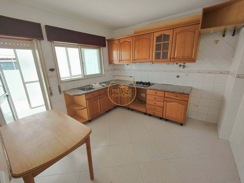Located in Loulé. Come and discover this 2 bedroom apartment with good areas located in the center of Loulé. With a functional and spacious layout, this property is the perfect opportunity to customize it to your liking. With a few improvements, this...