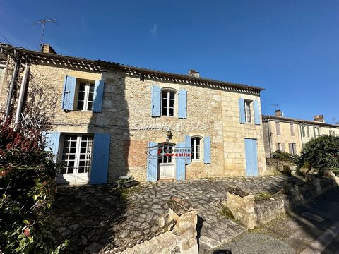 A lovely 5-bedroom traditional house with part of its land on the banks of the river Dordogne. This semi-detached stone house comes with 240 m2 of living space, a lovely private swimming pool, large land at the rear of the house and another piece of ...