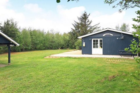 Casa de campo luminosa y bien equipada ubicada en una parcela natural con árboles en una zona tranquila de aprox. 300 m del Limfjord. La casa está amueblada con sala de estar y cocina combinada con muebles cómodos, TV de pantalla plana, antena parabó...