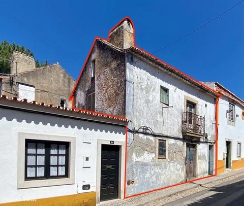 Building for recovery in the center of Vila Nogueira de Azeitão. With classic Portuguese architecture and inserted in one of the most important streets of the traditional Vila Nogueira de Azeitão, this charming building and old Casas de Aldeia consis...
