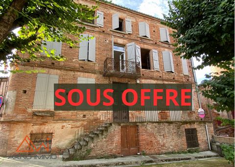 Large 1850s mansion, made of brick and located in the heart of the historic district of Gaillac; Building built on 3 floors + a basement of 66m2 for a total built of 495 m2 including 352 m2 of living space. Property to renovate and ideal for an inves...