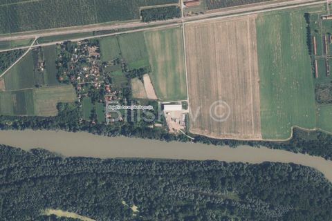 www.biliskov.com  ID: 14159 Osijek - Baranja County, Dalj A building plot of 18,700 m2 is for sale. The land is a former resort of the Osijek waterworks, with a size of 18,700 m2. It's greatpositioned, directly next to the Danube branch, the railway ...