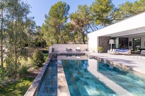 Saint Gely du Fesc. Contemporary villa of approx. 400m2 on a wooded plot of 2500m2. Over 100m2 living room, 2 kitchens, 5 suites, 1 cinema room, 1 sauna, double garage. 5 minutes from shops.